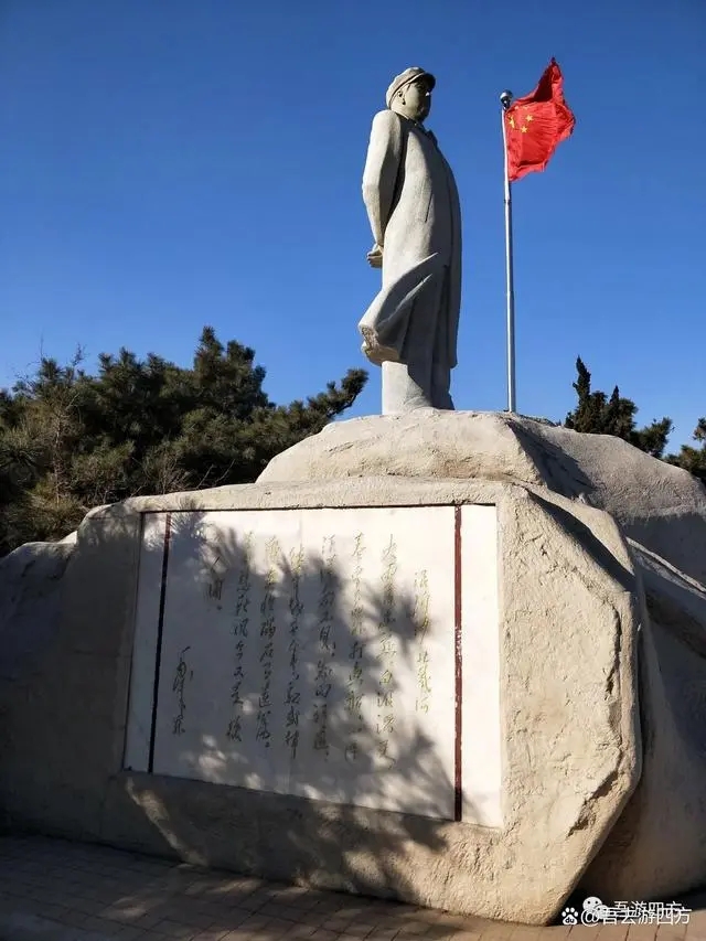 瞻仰毛泽东塑像，缅怀毛泽东伟绩