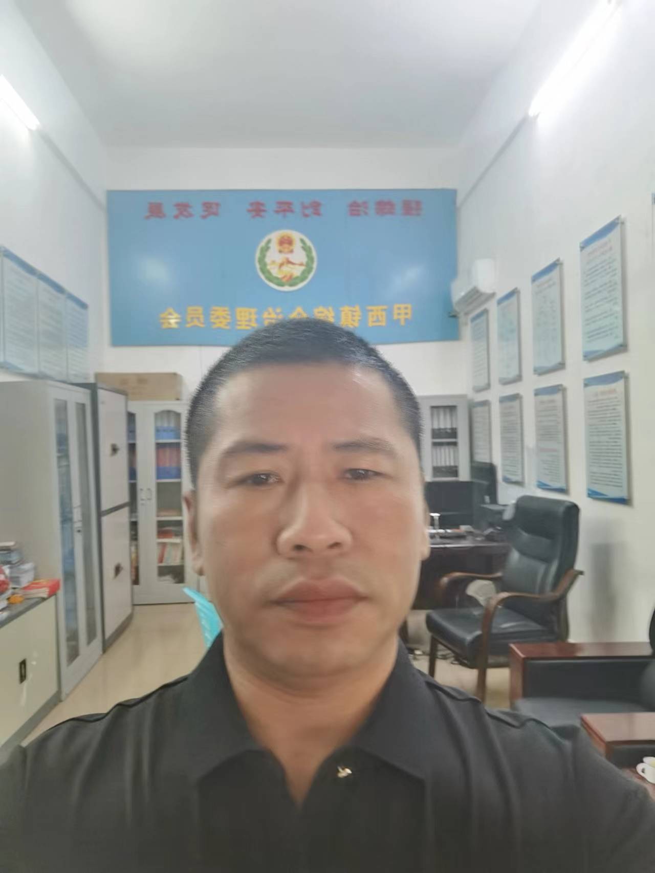 村干部非法卖地造坟，使文明村变成了一个制毒村