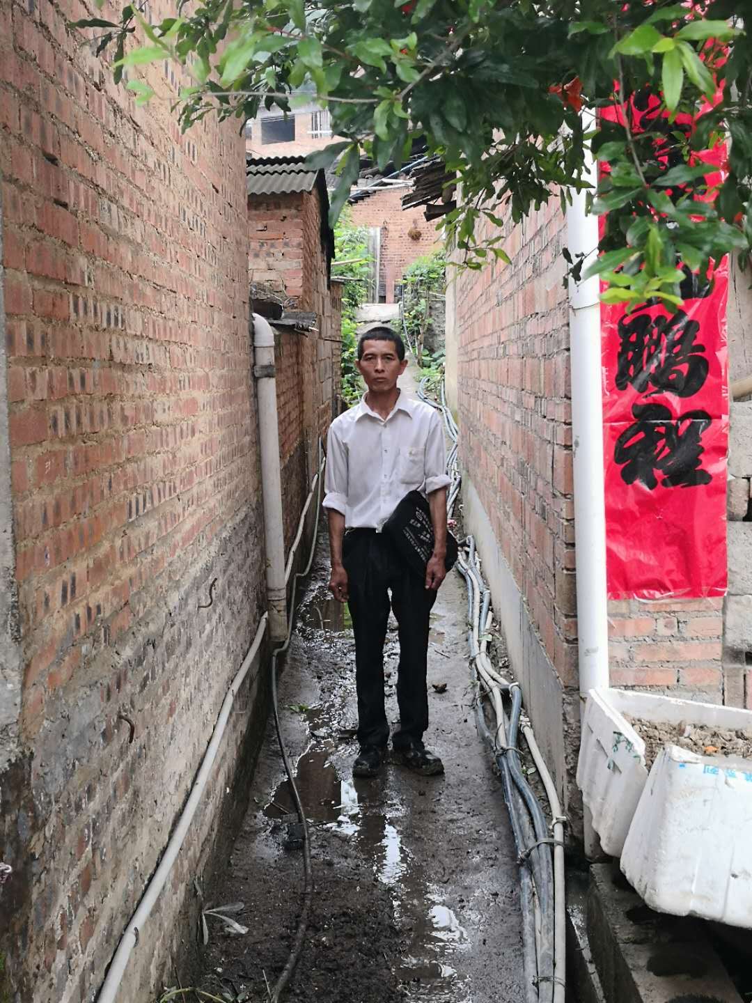 他一家从排水沟行走了三十多年