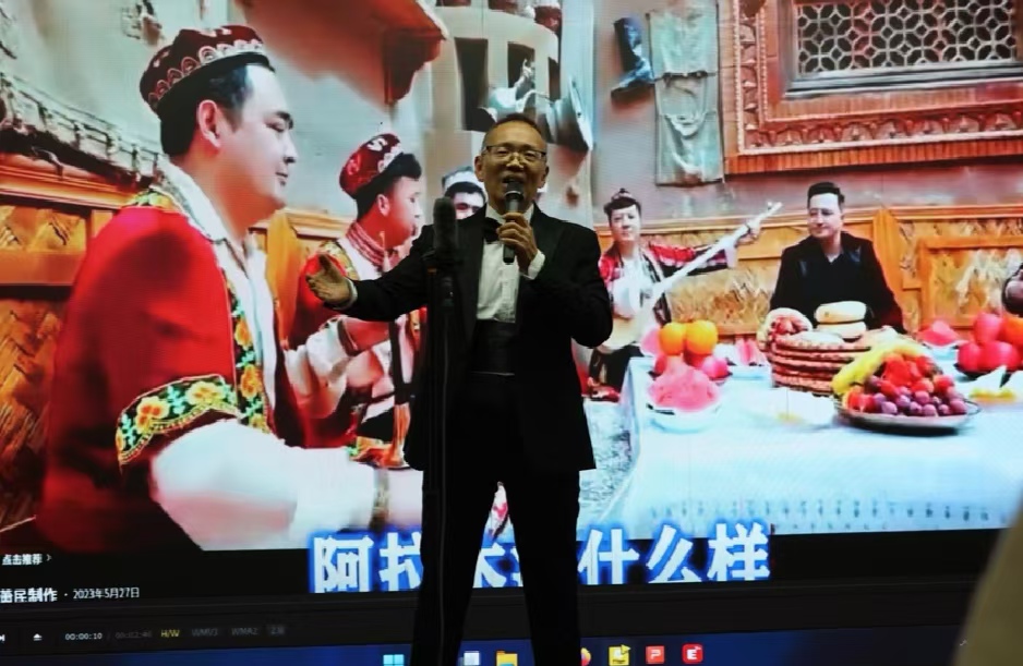“情歌大叔”李笑天中国民歌演唱会在京举行(图5) “情歌大叔”李笑天中国民歌演唱会在京举行(图5)